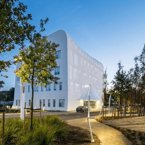 Nowoczesny budynek laboratorium z otoczeniem zieleni i ścieżką dojściową